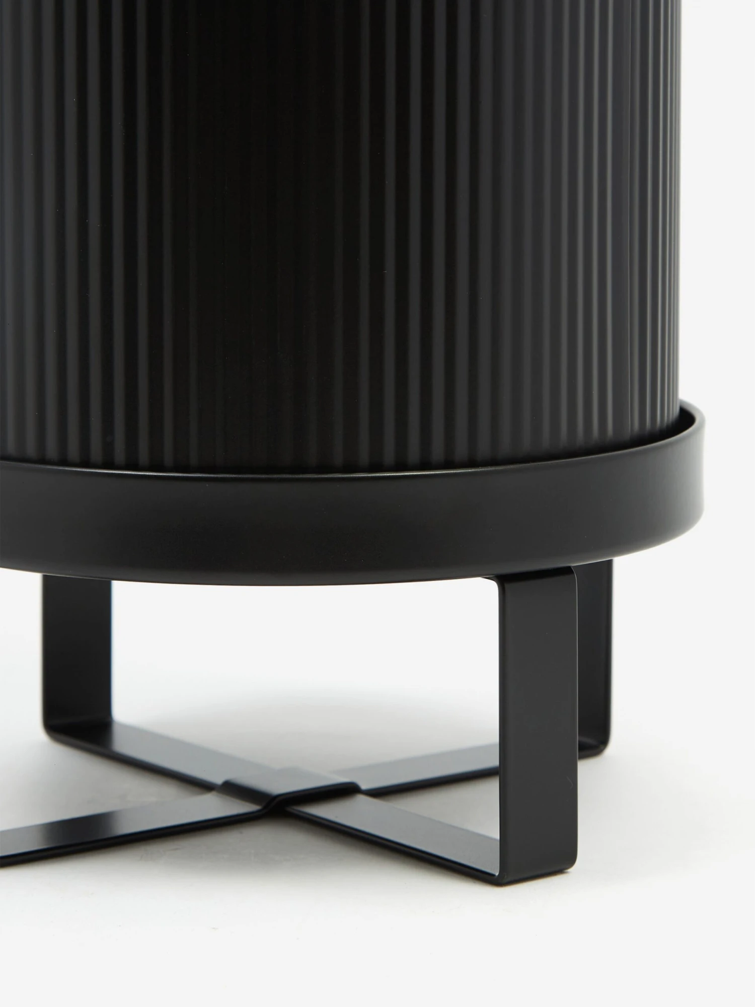 Ferm LIVING Bau Plant Pot - Small - Black 6 Ferm LIVING Bau Plant Pot - Small - Black - Image 4