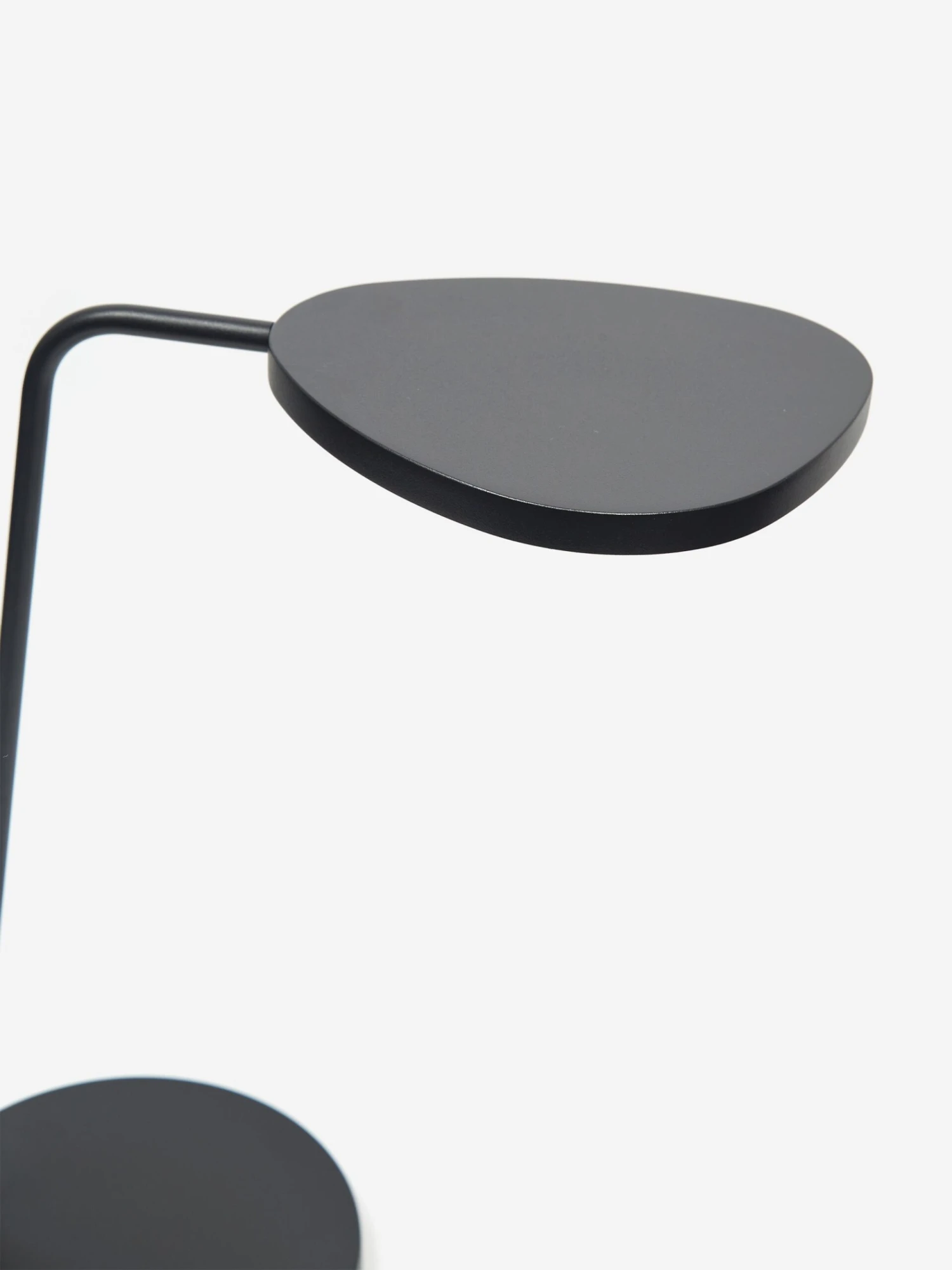 Muuto Leaf Table Lamp - Black 6 Muuto Leaf Table Lamp - Black - Image 4