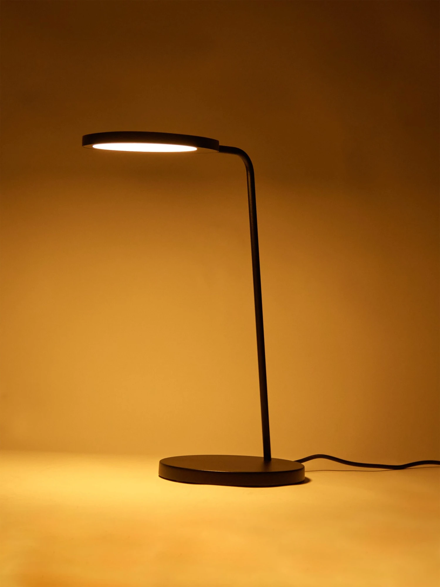 Muuto Leaf Table Lamp - Black 4 Muuto Leaf Table Lamp - Black - Image 2